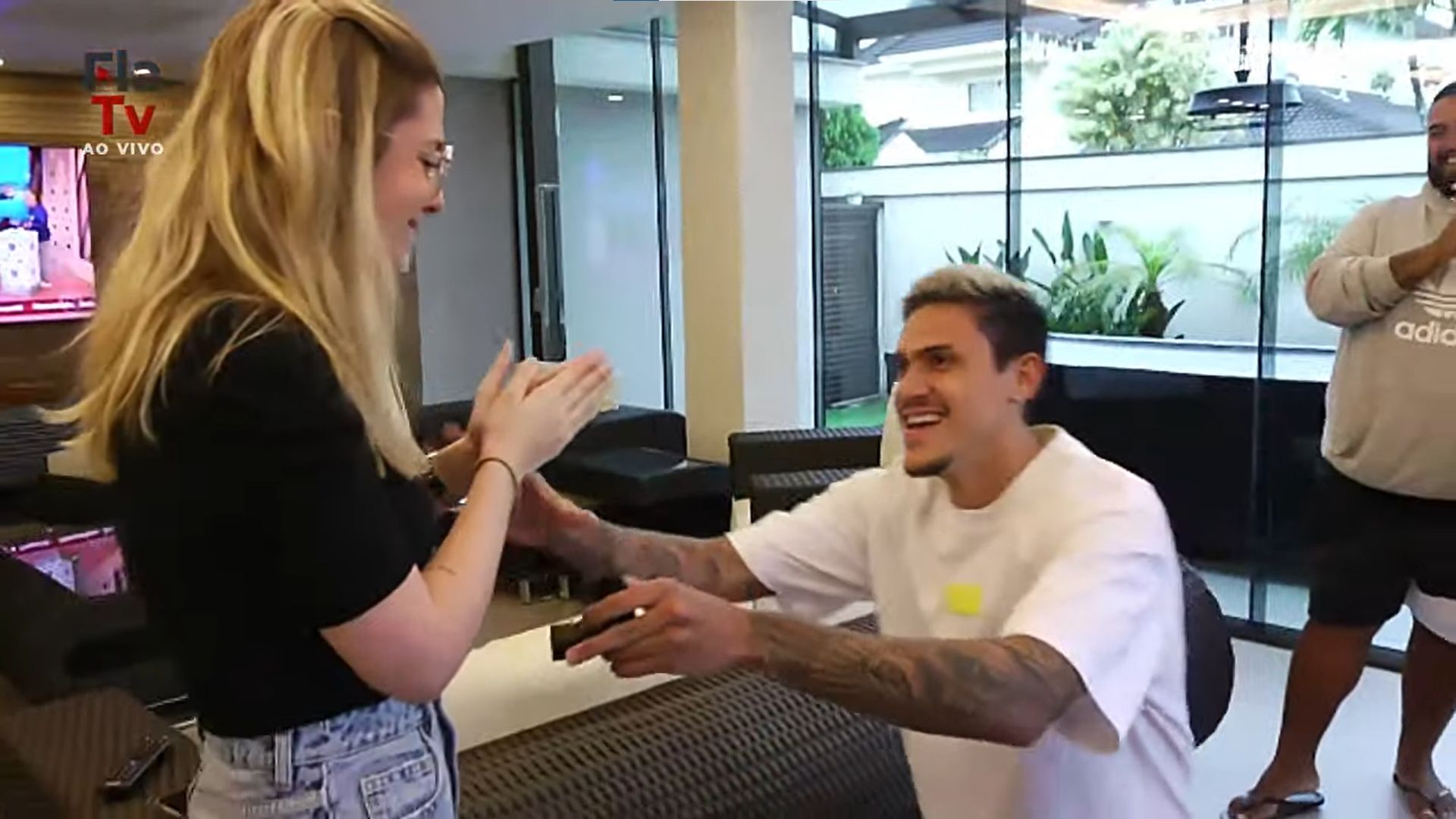 Pedro, do Flamengo, pede sua namorada em casamento