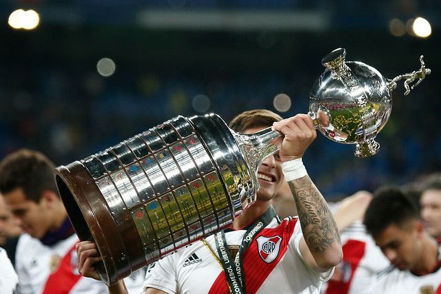 Jogadores do River Plate levantam a taça após a vitória sobre o Boca na final da Conmebol Libertadores de 2018