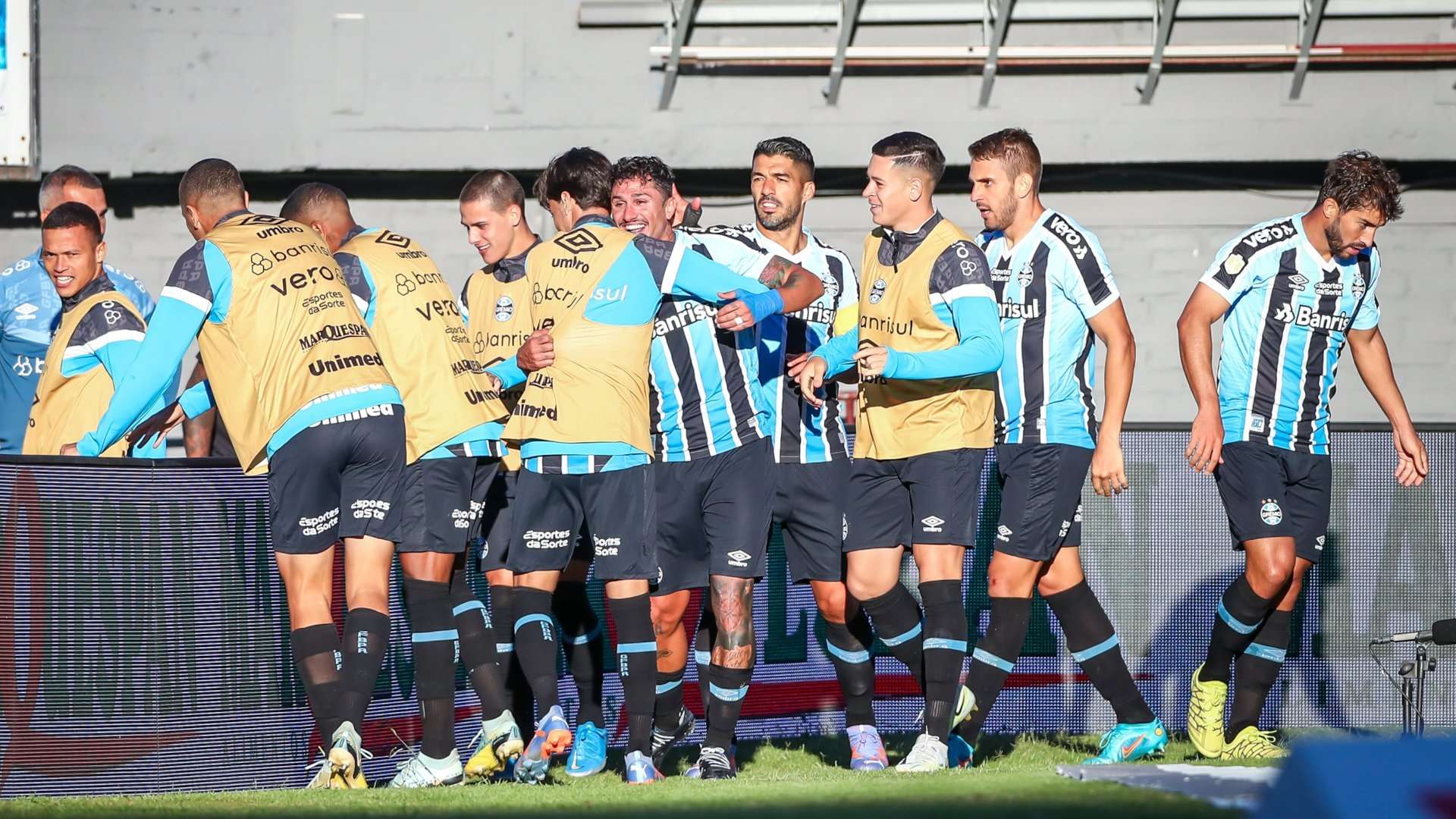 Jogadores do Grêmio comemoram gol de Vina, Caxias x Grêmio na final do Gauchão 2023