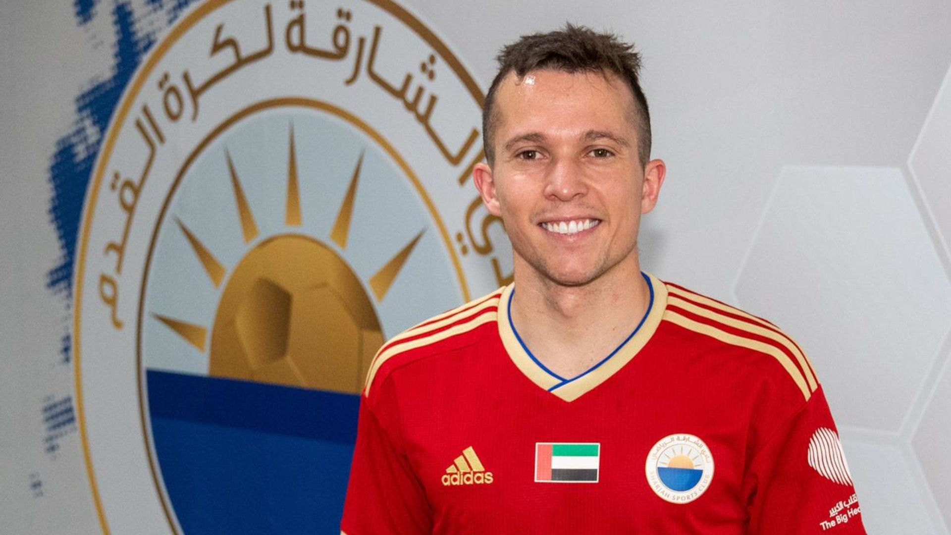 Bernard com a camisa do Sharjah FC, 2021