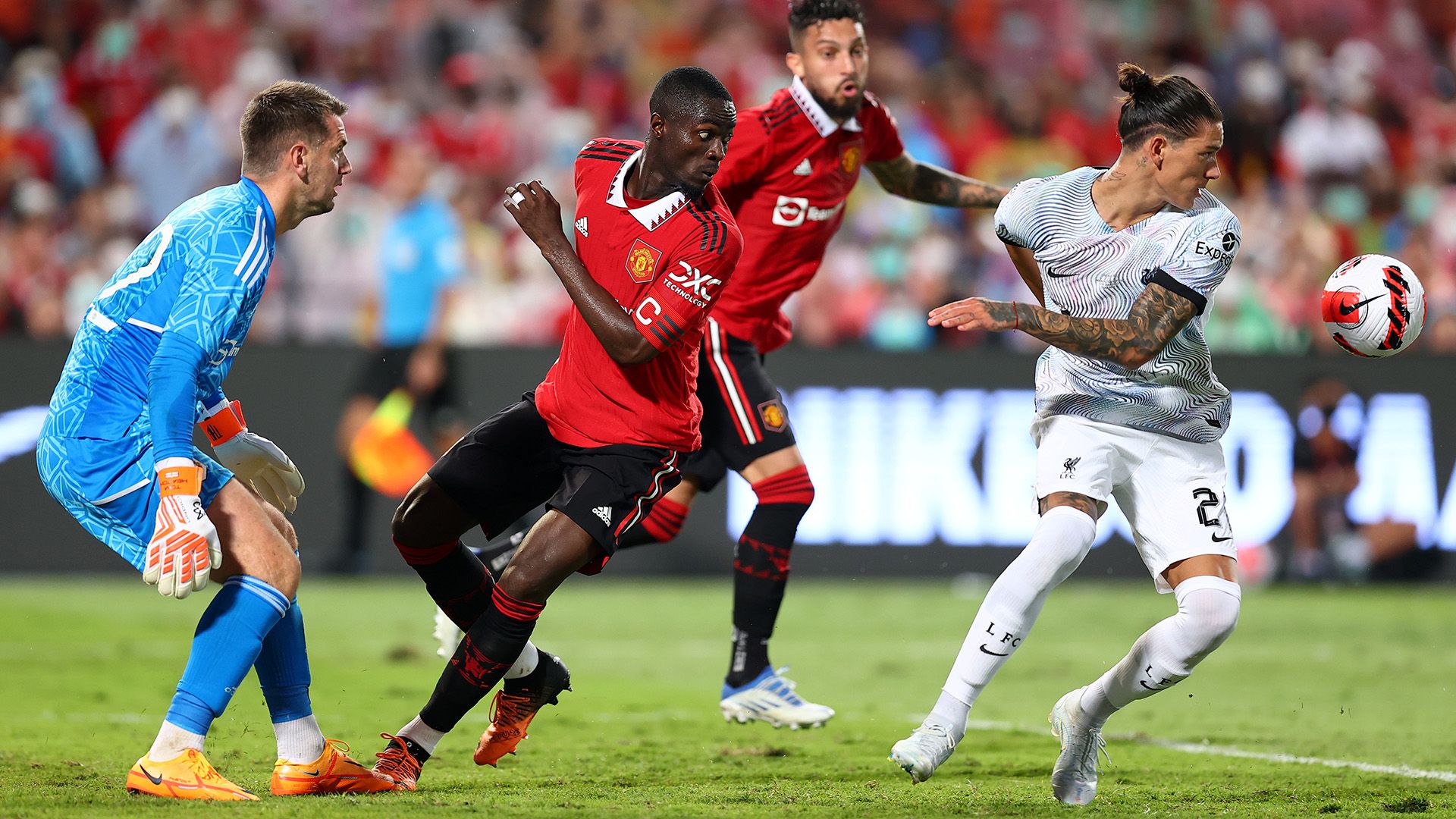 Eric Bailly Darwin Nunez Manchester United Liverpool 2022-23