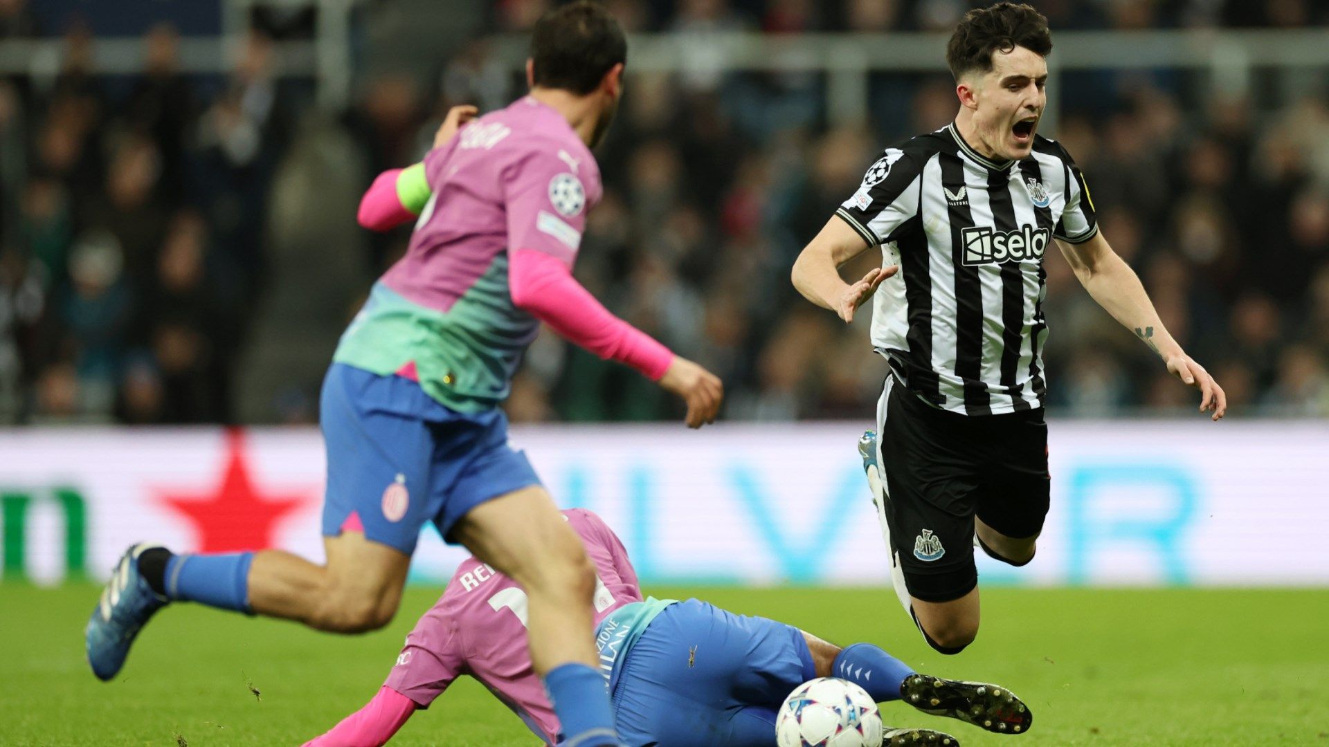 Tino Livramento Newcastle AC Milan 2023-24 Champions League