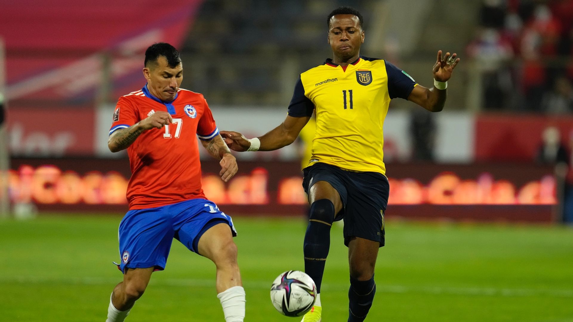 161121 Chile Ecuador Gary Medel y Michael Estrada