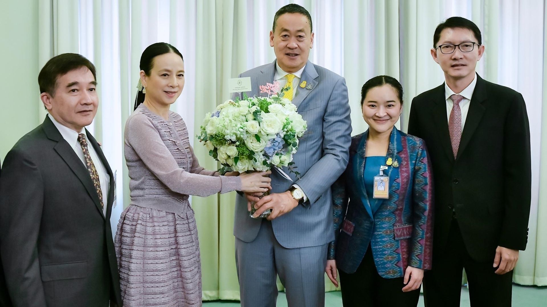 นวลพรรณ ล่ำซำ, เศรษฐา ทวีสิน