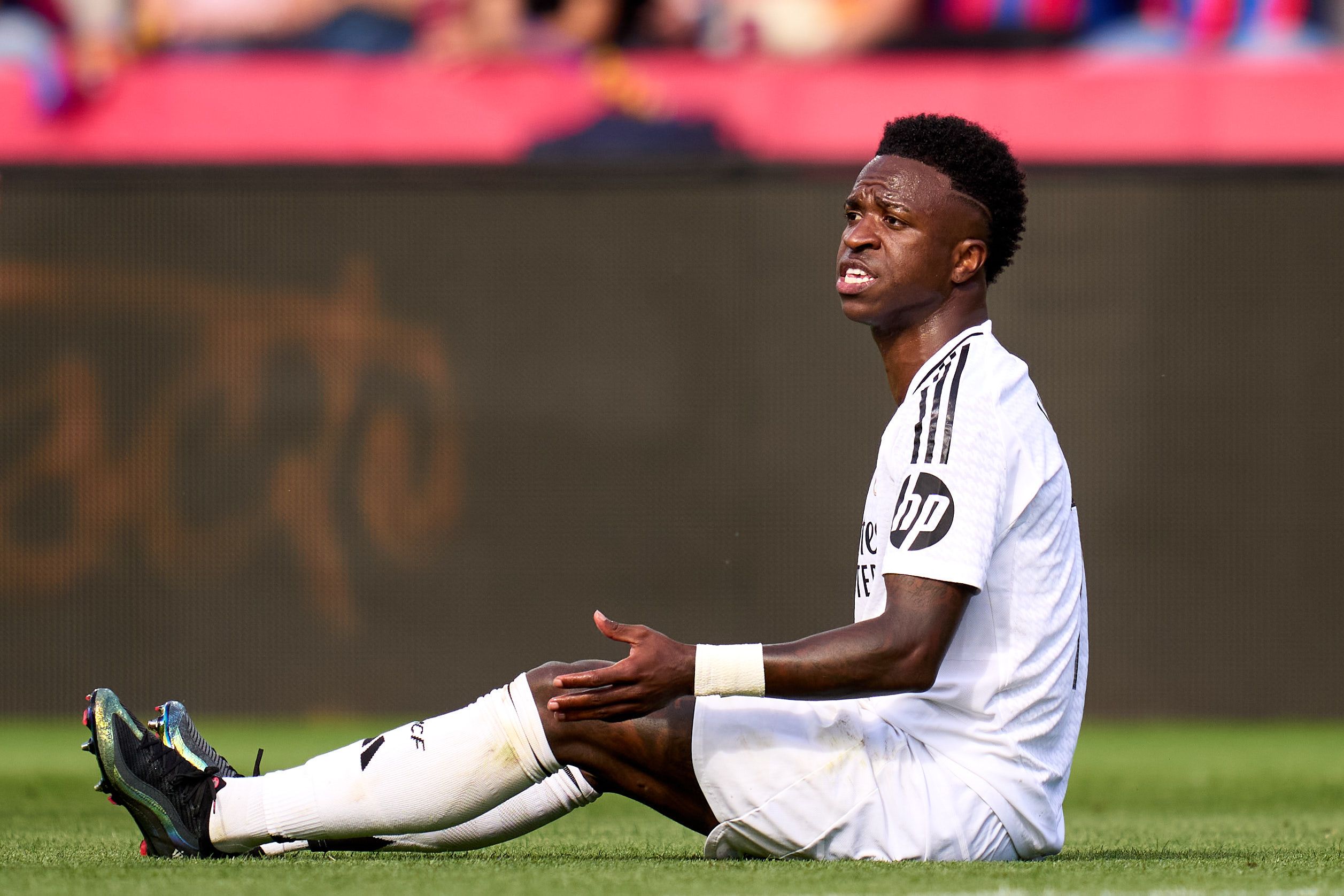 Une poupée à l'effigie de Vinicius pendue par les supporters