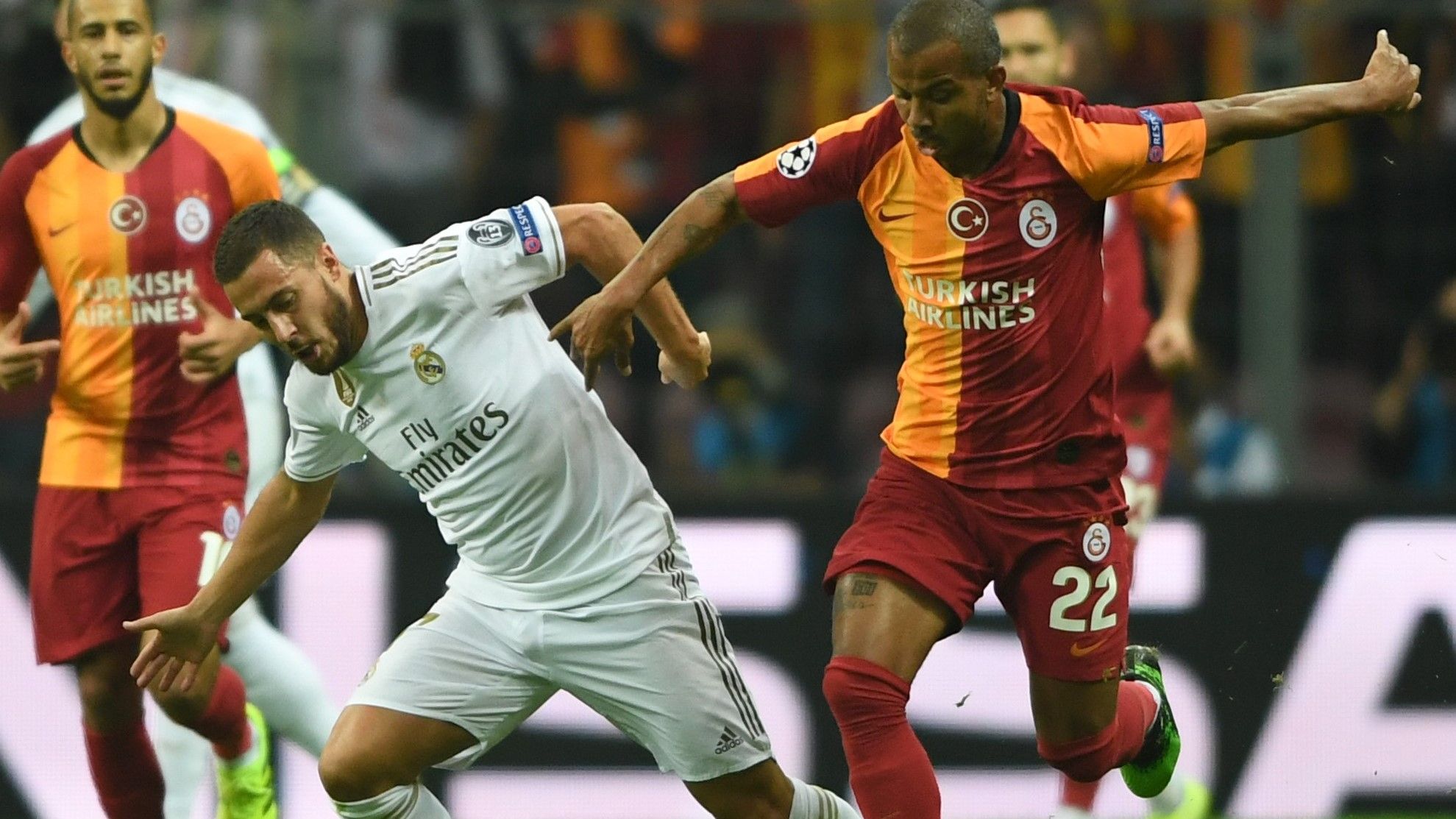 Hazard em disputa de lance no jogo entre Real Madrid e Galatasaray