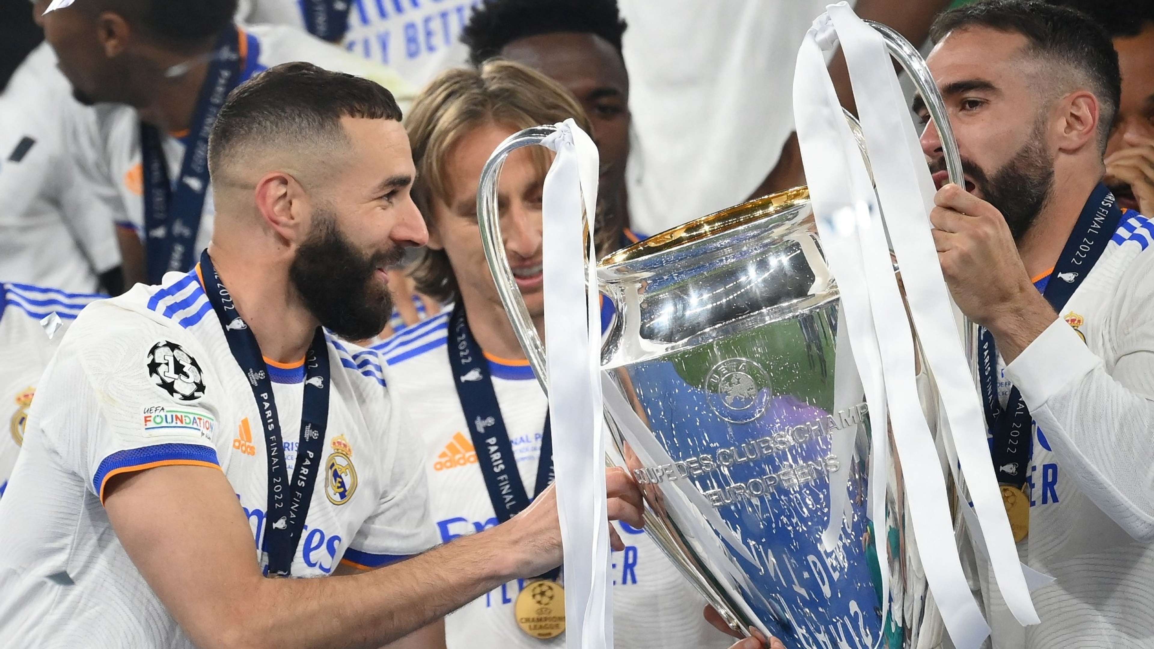 Karim Benzema Real Madrid Champions League trophy 2021-22