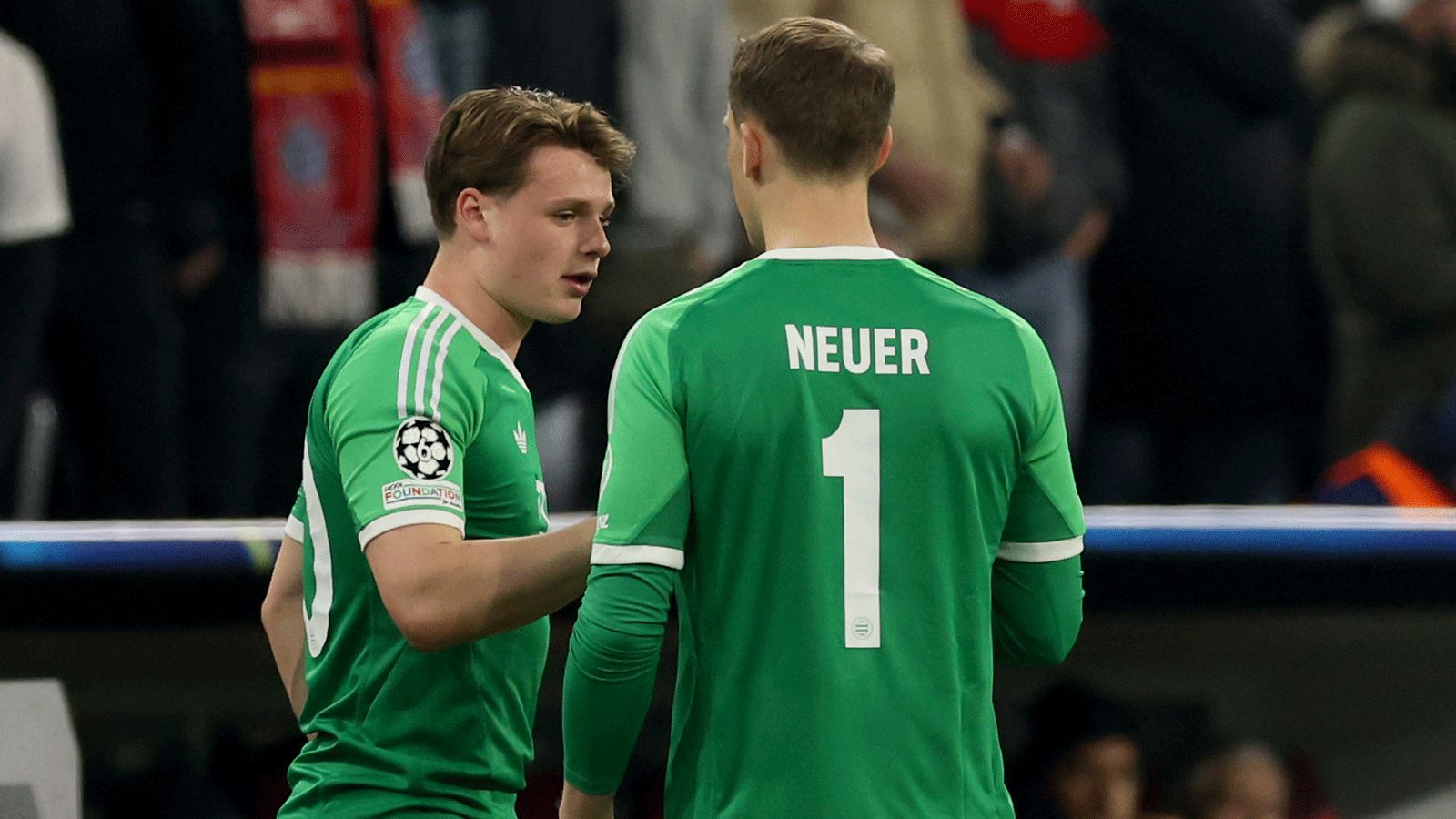 Jonas Urbig, Manuel Neuer
