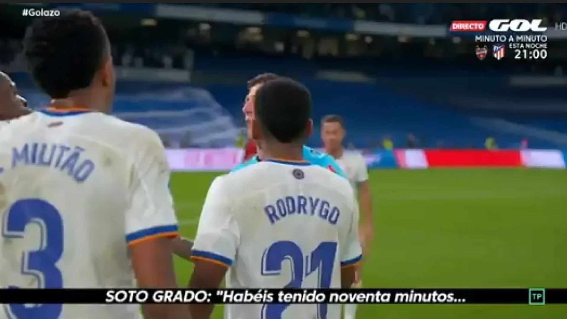 Los jugadores del Real Madrid se quejan a Soto Grado, árbitro ante Osasuna