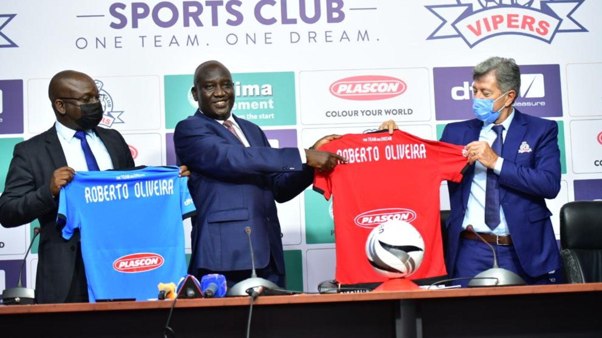 Former Gor Mahia coach Brazilian Roberto Oliveira aka Robertinho signs for Vipers SC.