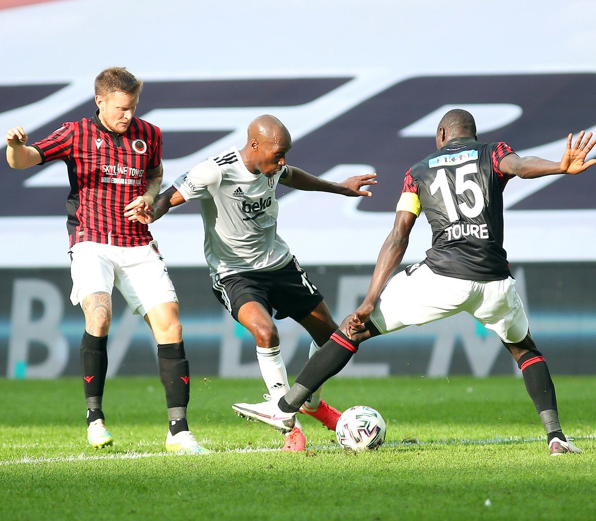 Atiba Hutchinson Besiktas Genclerbirligi 10/04/20