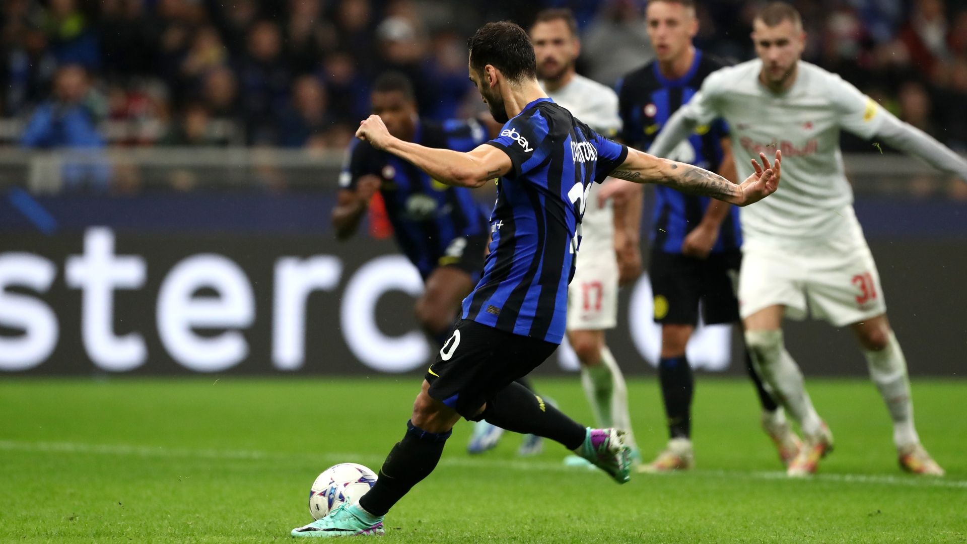 Calhanoglu penalty Inter Salzburg