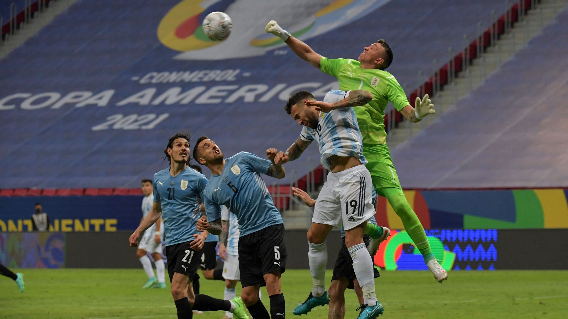 Fernando Muslera Argentina Uruguay 06/19/2021