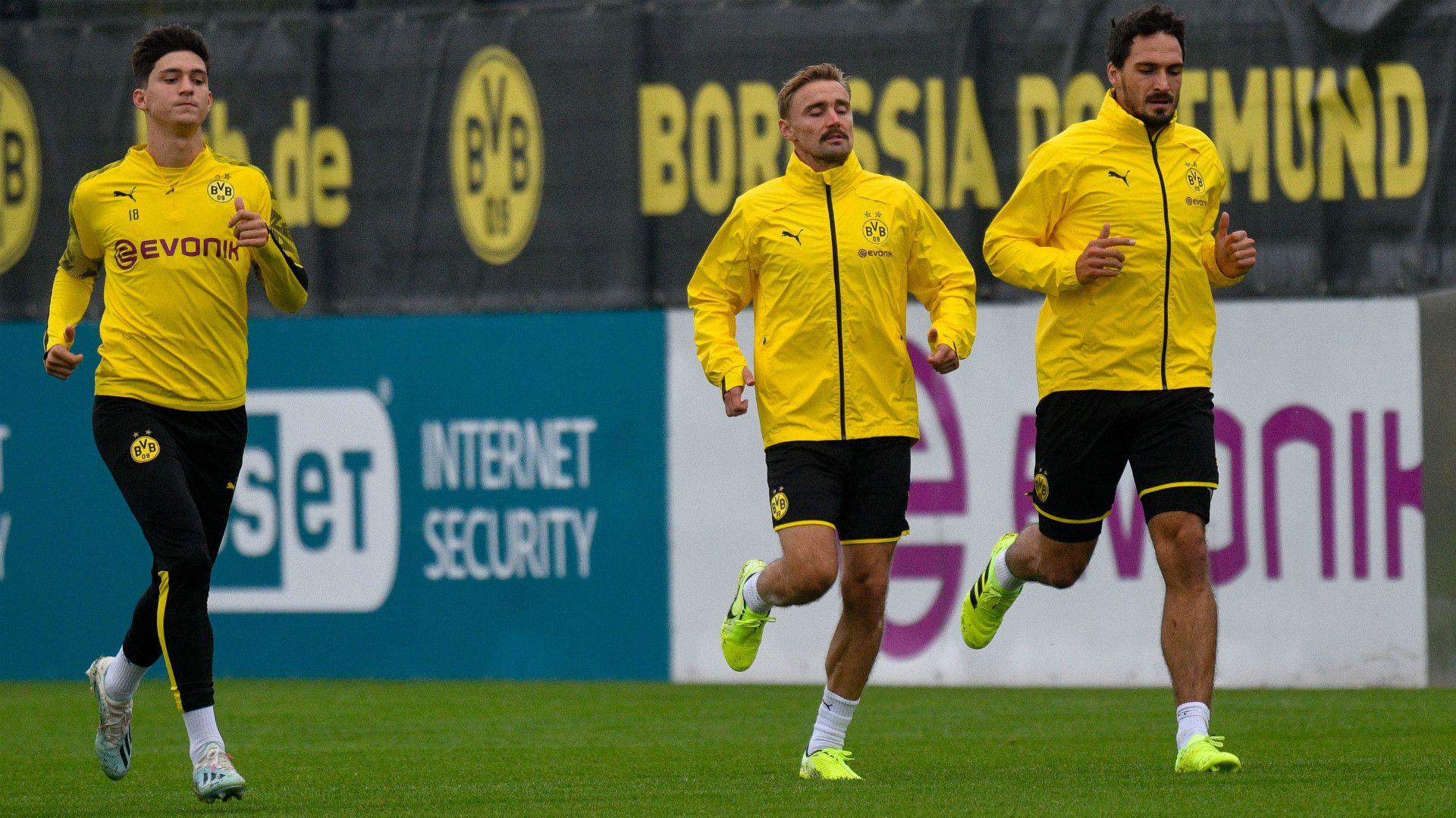 Leonardo Balerdi Marcel Schmelzer Mats Hummels Borussia Dortmund 2019