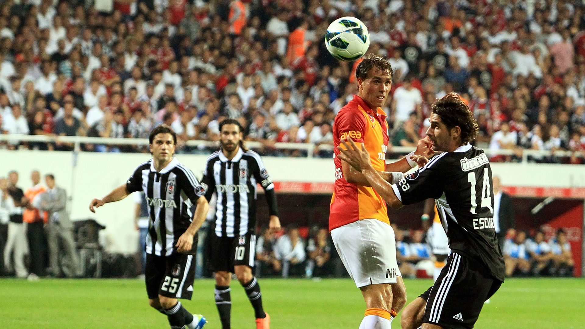 Besiktas v Galatasaray 260812