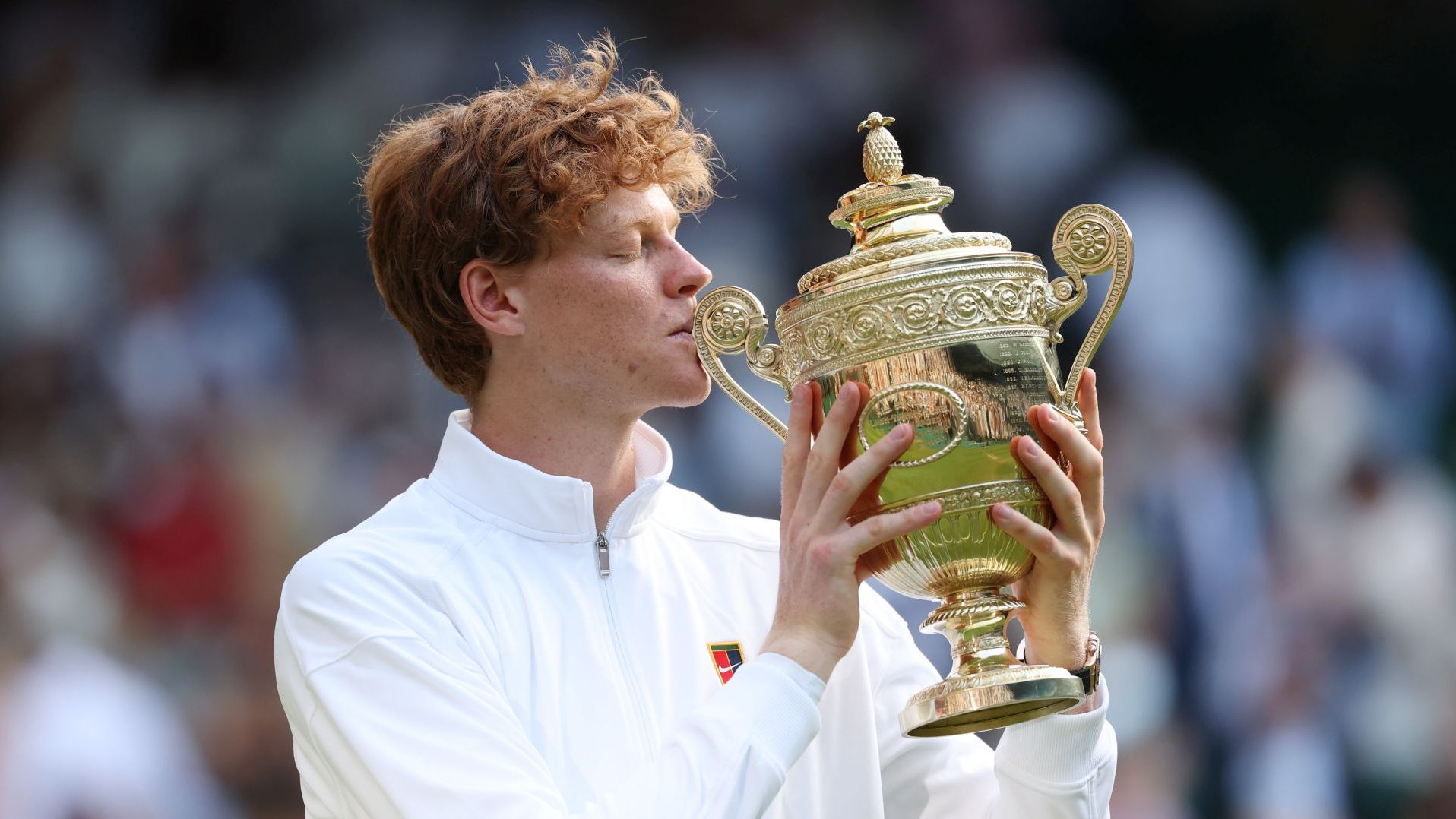 Sinner Wimbledon 2025 bacio coppa