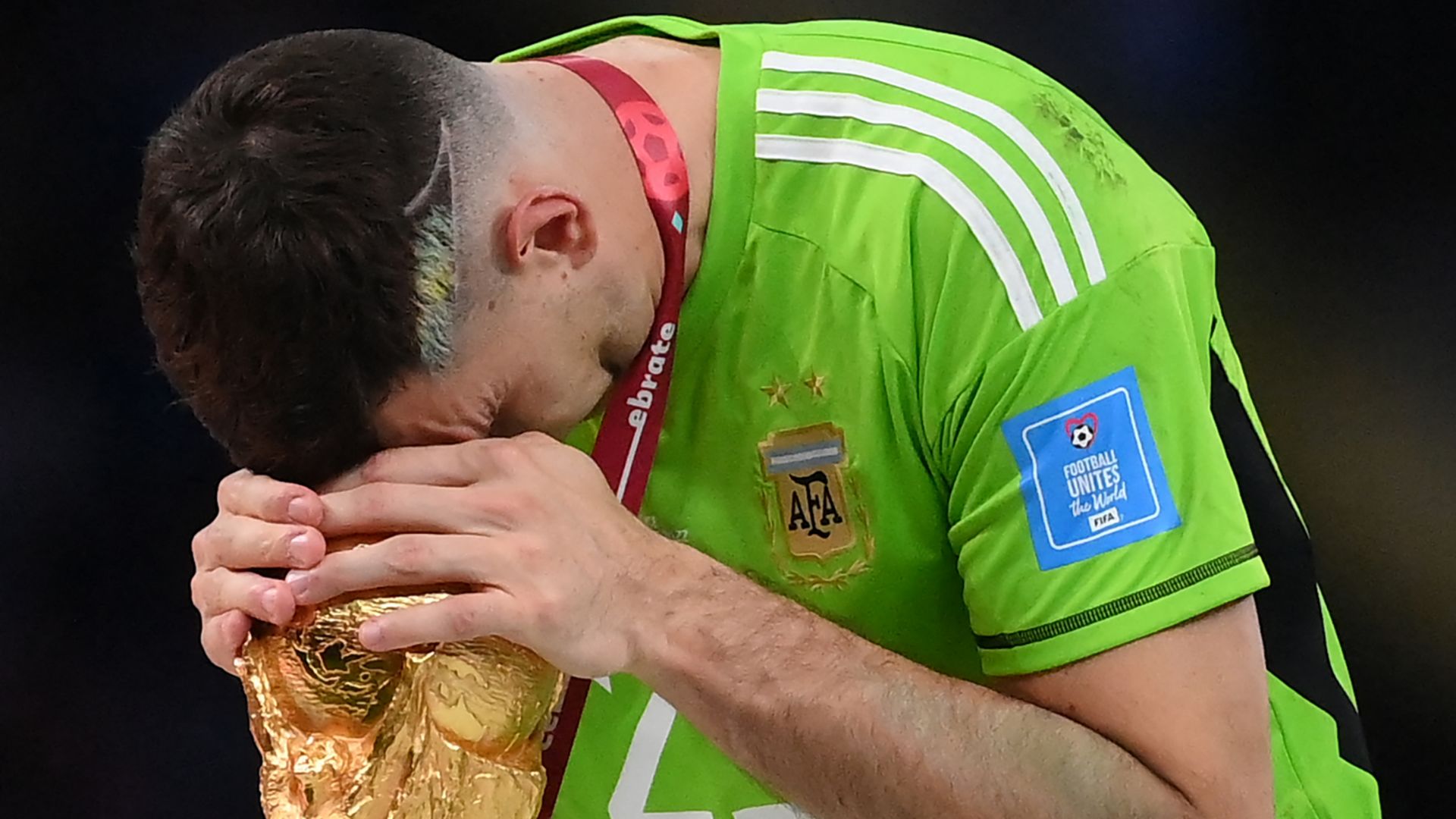 Emi Martinez World Cup trophy 2022