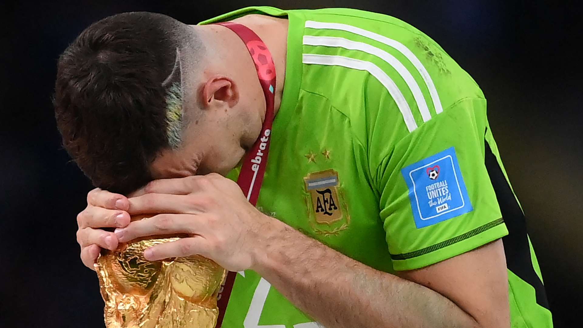 Emi Martinez World Cup trophy 2022