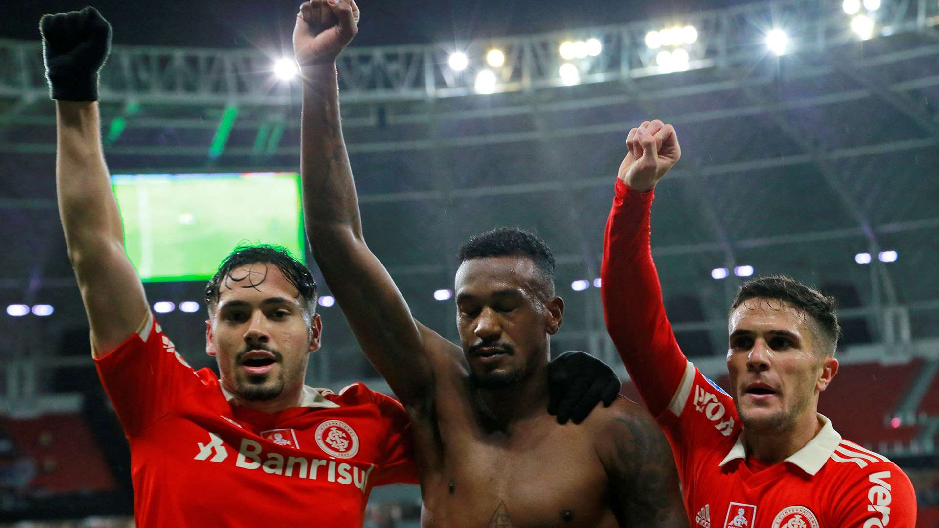 Edenílson protesta contra o racismo, Internacional x Independiente Medellín, Sul-Americana, 17052022