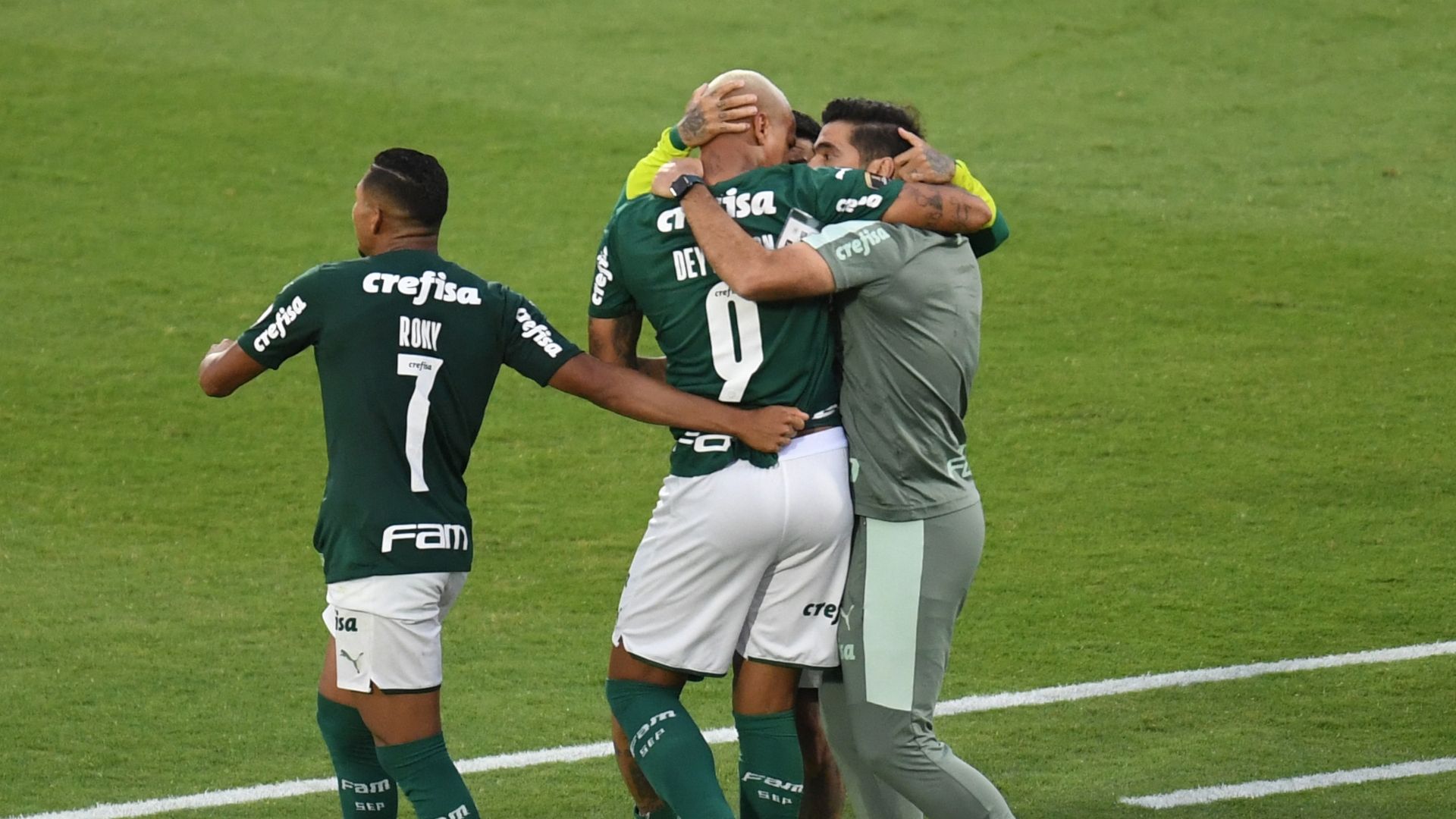 Deyverson comemora com Abel Ferreira, Palmeiras x Flamengo, final da Copa Libertadores, 27112021