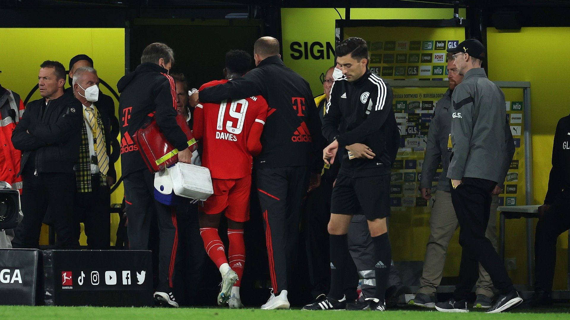 Alphonso Davies injury Bayern Munich Borussia Dortmund 2022-23