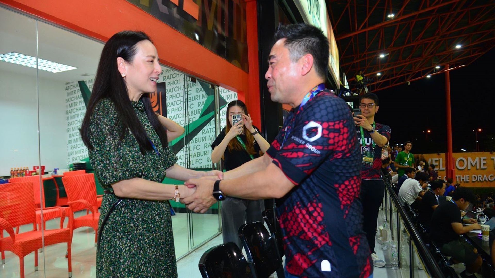 นวลพรรณ ล่ำซำ, ขจร เจียรวนนท์