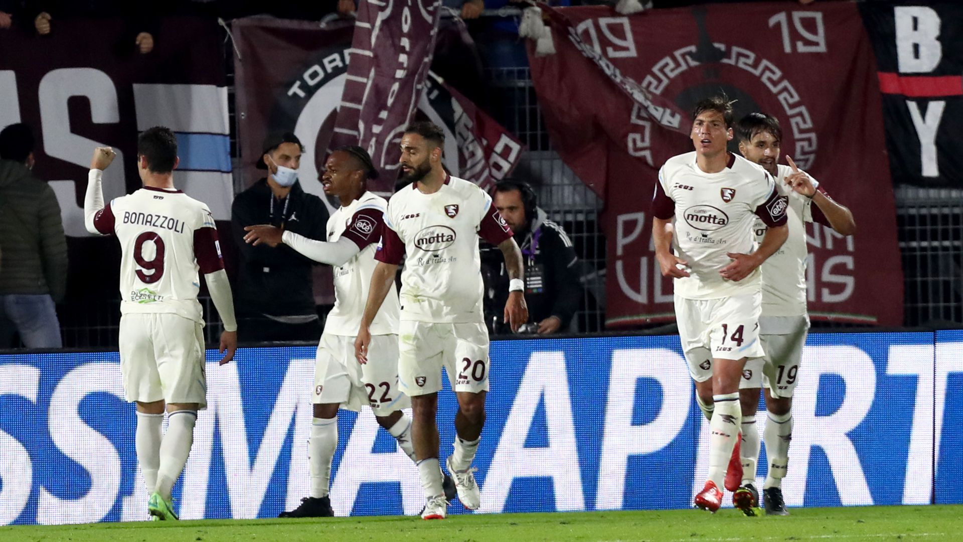 Salernitana players celebrating Venezia Salernitana Serie A