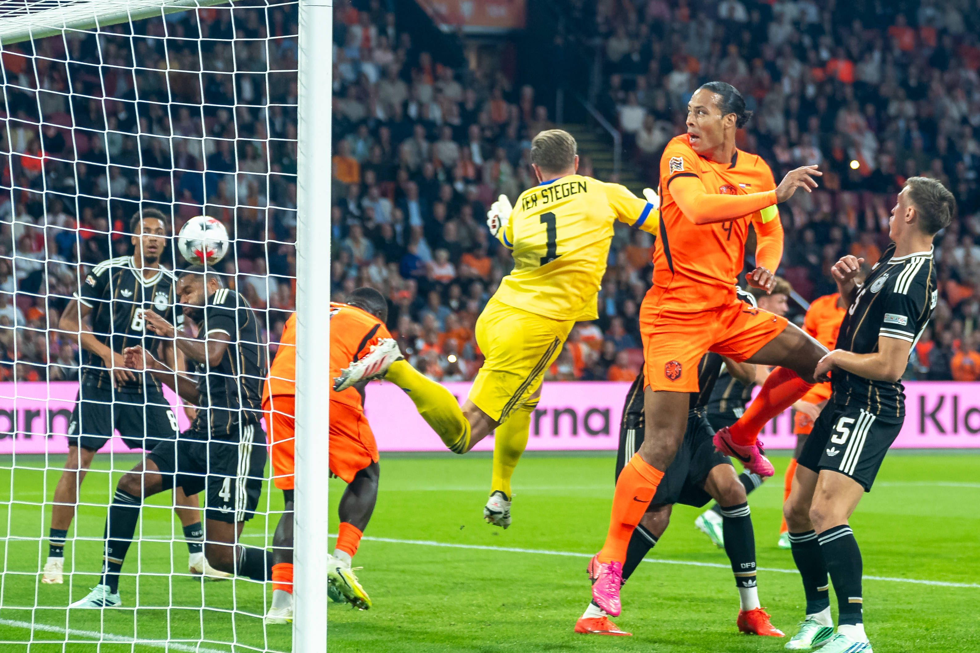 Virgil van Dijk (Niederlande, 04) erzielt ein aberkanntes Tor gegen Marc Andre Ter Stegen (Deutschland, 01). Niederlande vs. Deutschland, Fussball, UEFA Nations League, 01. Spieltag, Gruppe B, Saison 2026 2027, 24.09.2026 Niederlande vs. Deutschland, Fussball, UEFA Nations League, 01. Spieltag, Gruppe B, Saison 2026 2027, 24.09.2026 Amsterdam Copyright: xEibner-Pressefoto ThomasxHaeslerx EP_THR