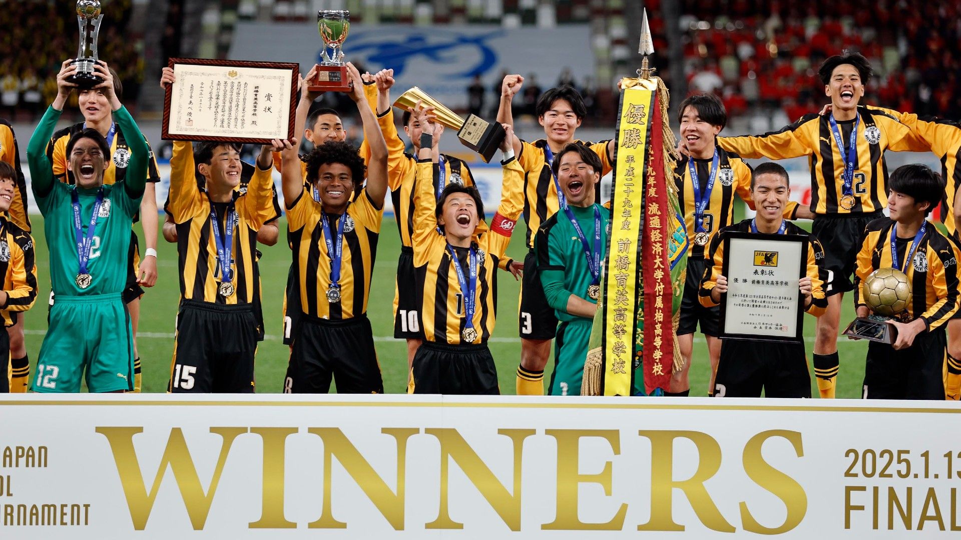 103rd-highschool-final-maebashi-ikuei-ceremony-trophy