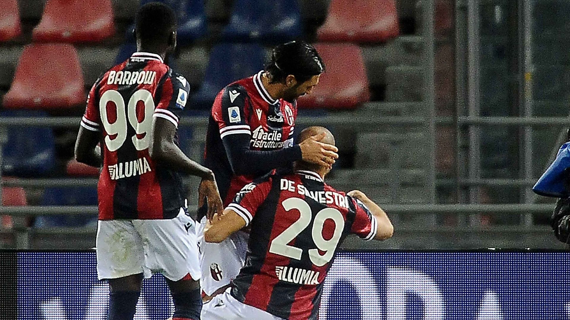 De Silvestri Bologna Cagliari celebrating Serie A