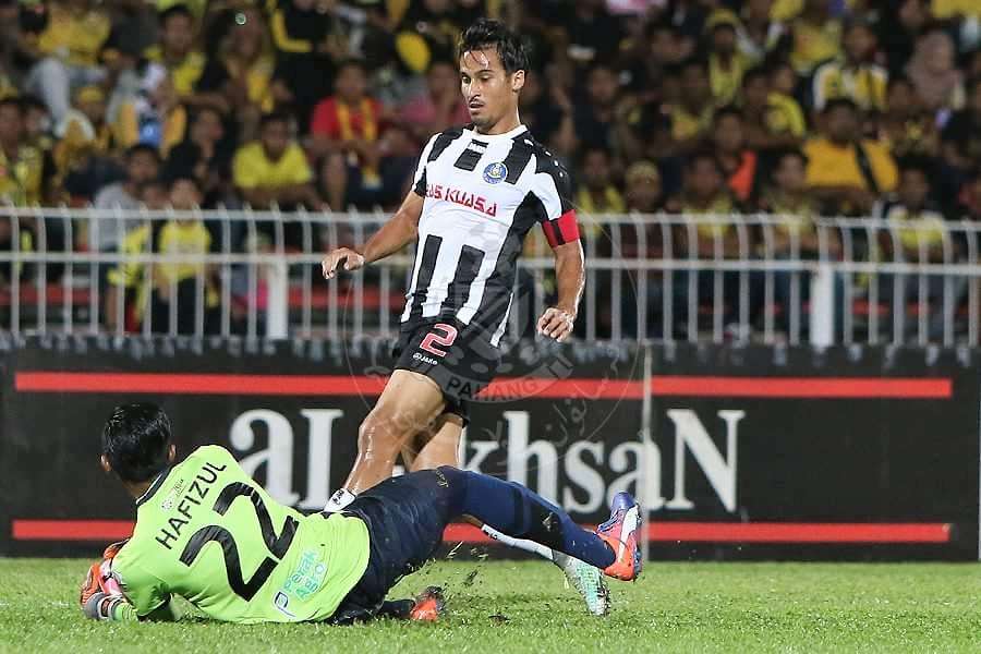 Pahang's Matthew Davies trying to score against Perak 21/1/2017