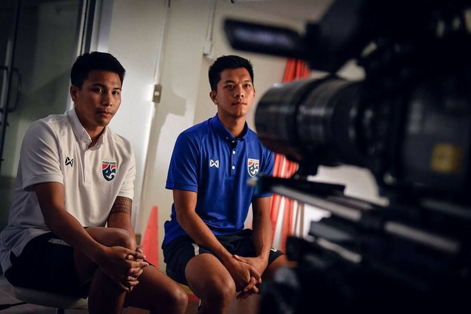 GIVE A SHOUT: เหงื่อ/ไอดอล/ฟุตบอล/น้ำตา -ไพรัช คุ้มวัน ผกก. MV 'วันแรก'