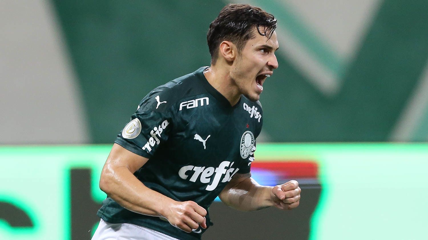 Raphael Veiga comemora gol na vitória do Palmeiras
