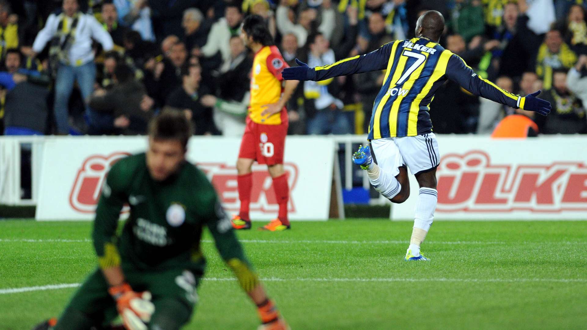 Moussa Sow Fenerbahce vs Galatasaray 2012