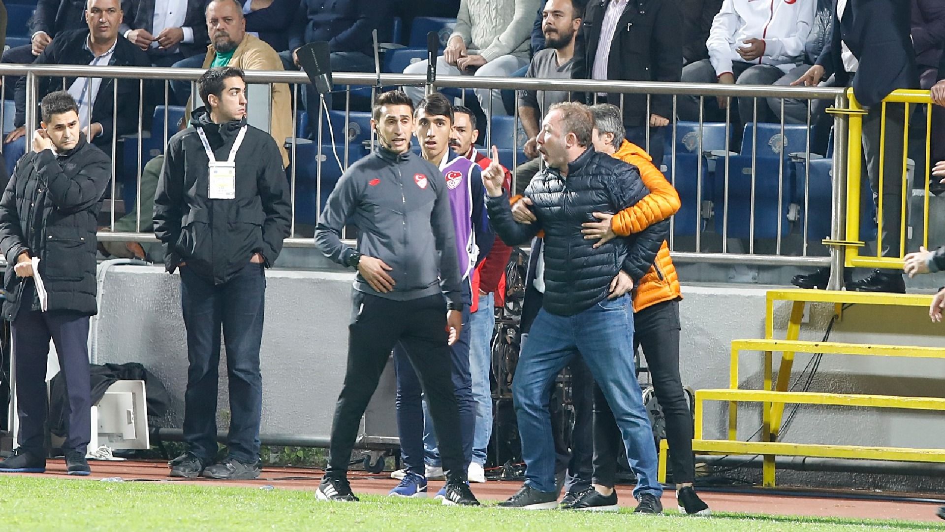 Sergen Yalcin kirmizi kart