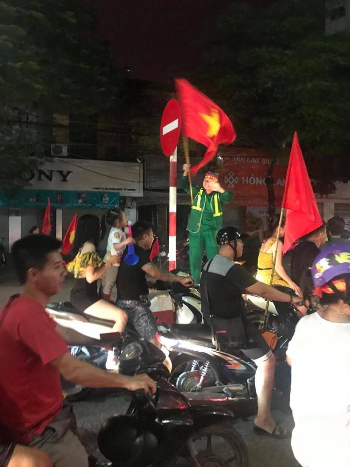 CĐV Việt Nam ăn mừng