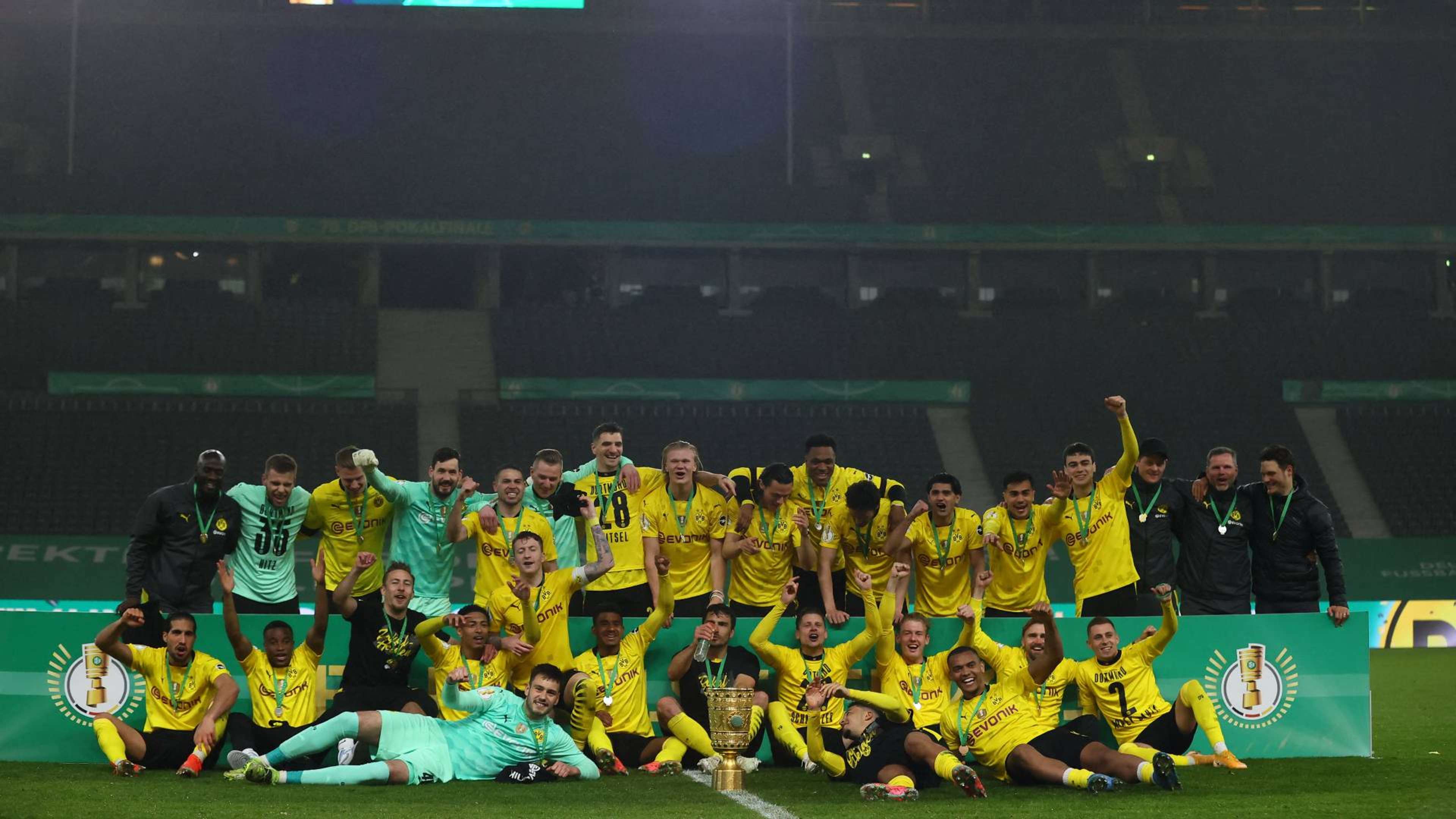Borussia Dortmund BVB DFB-Pokal Finale Jubel Pokal Gruppenbild