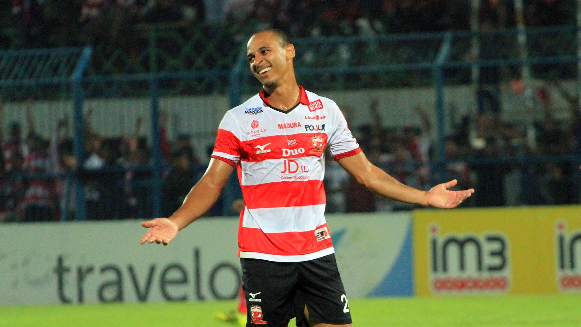 Peter Odemwingie - Madura United