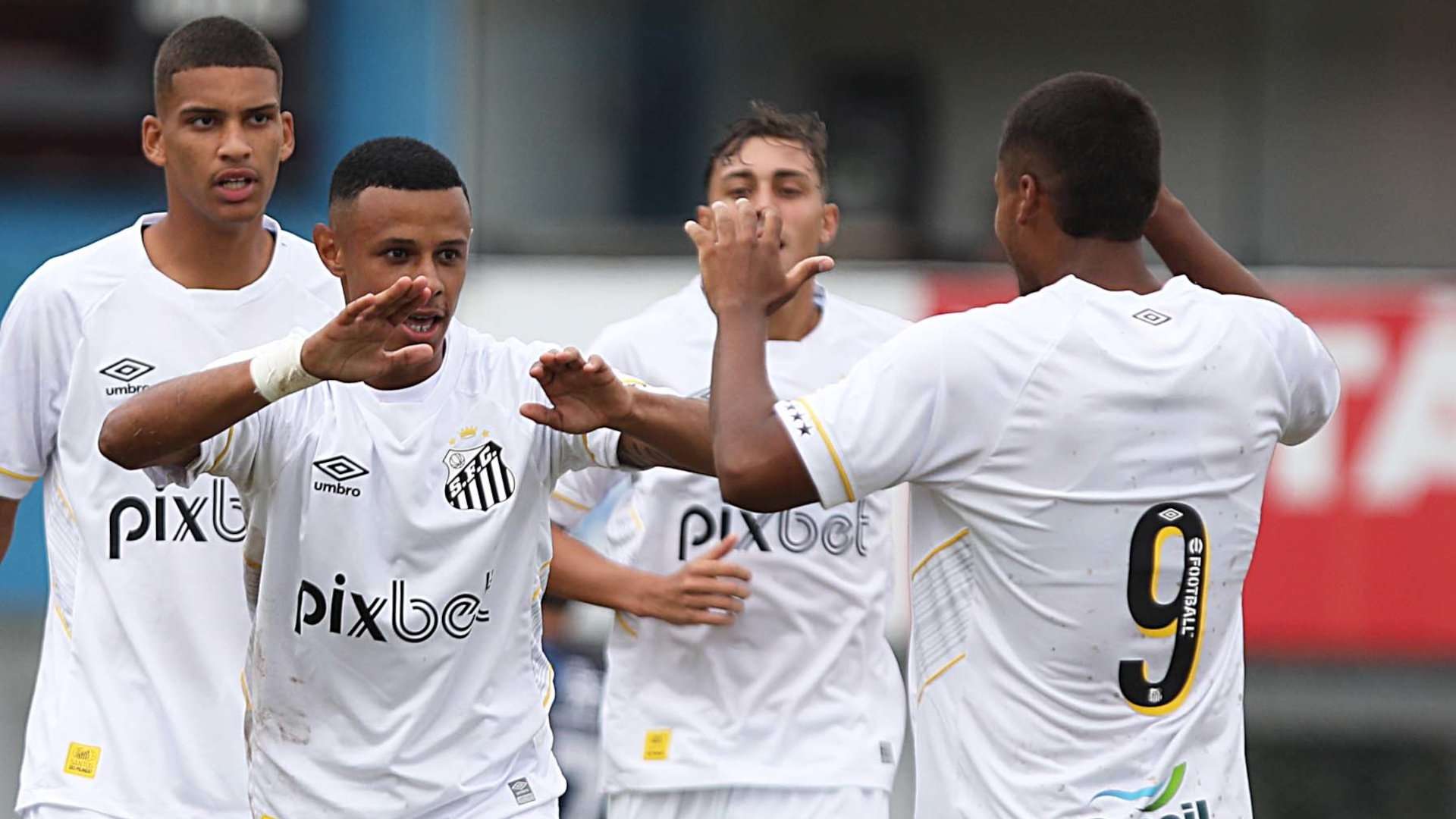 Jogadores do Santos sub-20 comemoram durante jogo do Paulistão sub-20 2023