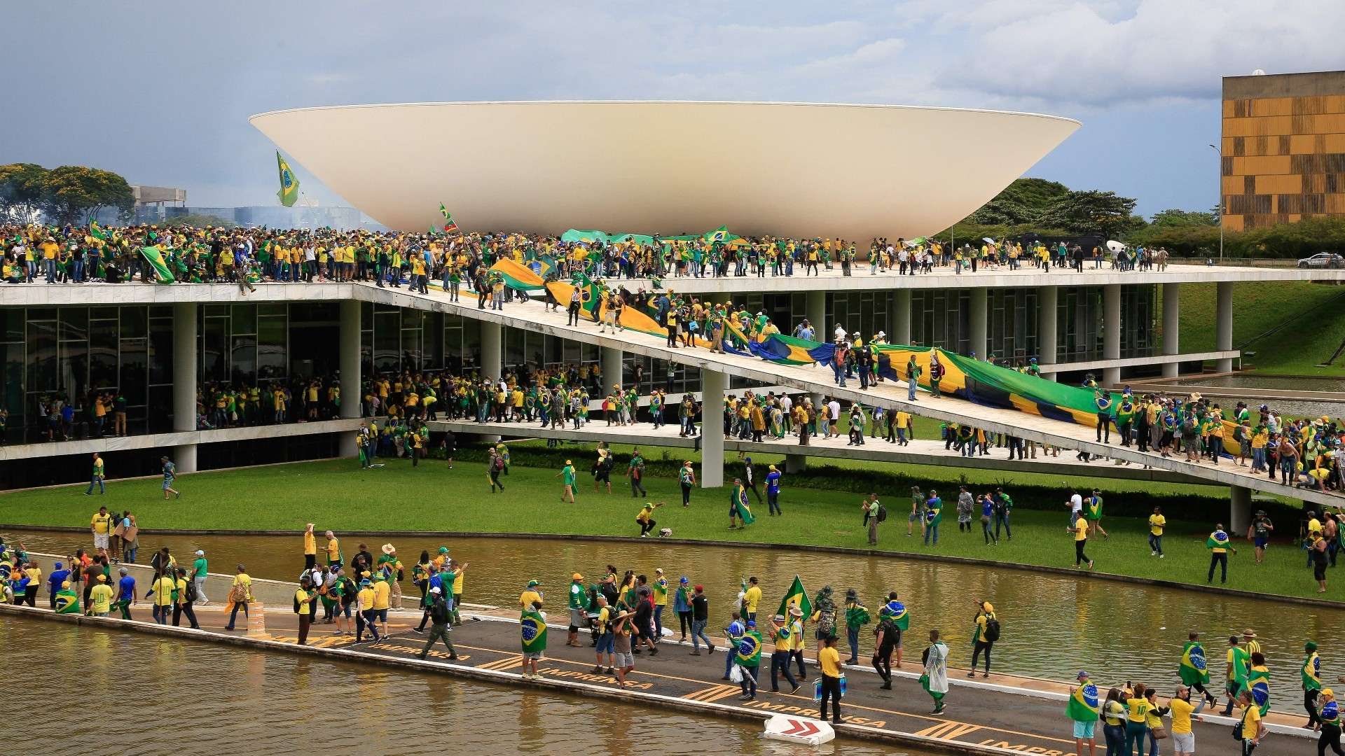 Bolsonaro supporters storm congress