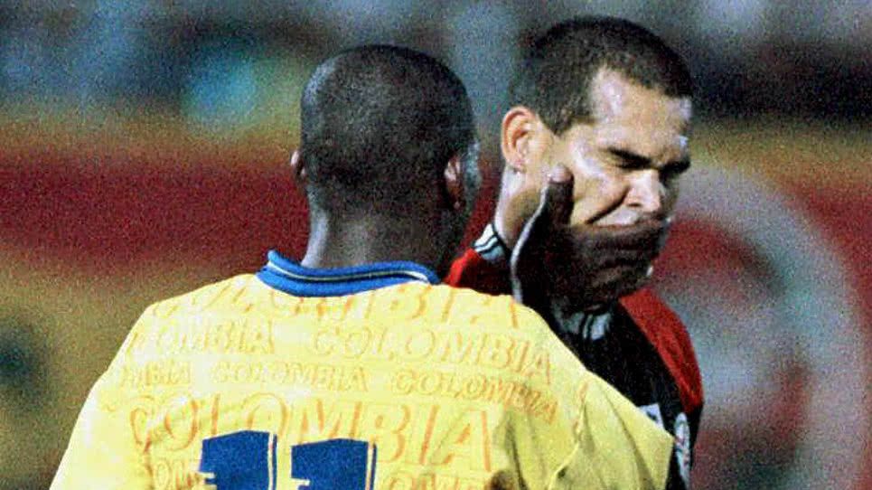 Faustino Asprilla golpea a Chilavert de Paraguay 1997