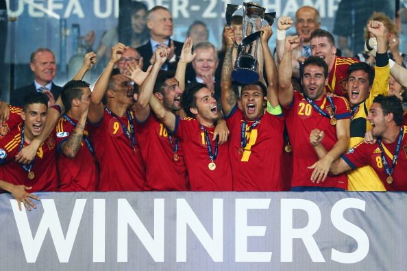 Euro U-21 - Spain wins the title - Thiago Alcantara lifts the trophy