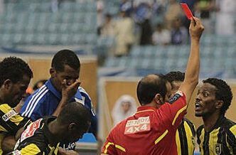 ابراهيم هزازي يعتدي على عبدالله الزوري