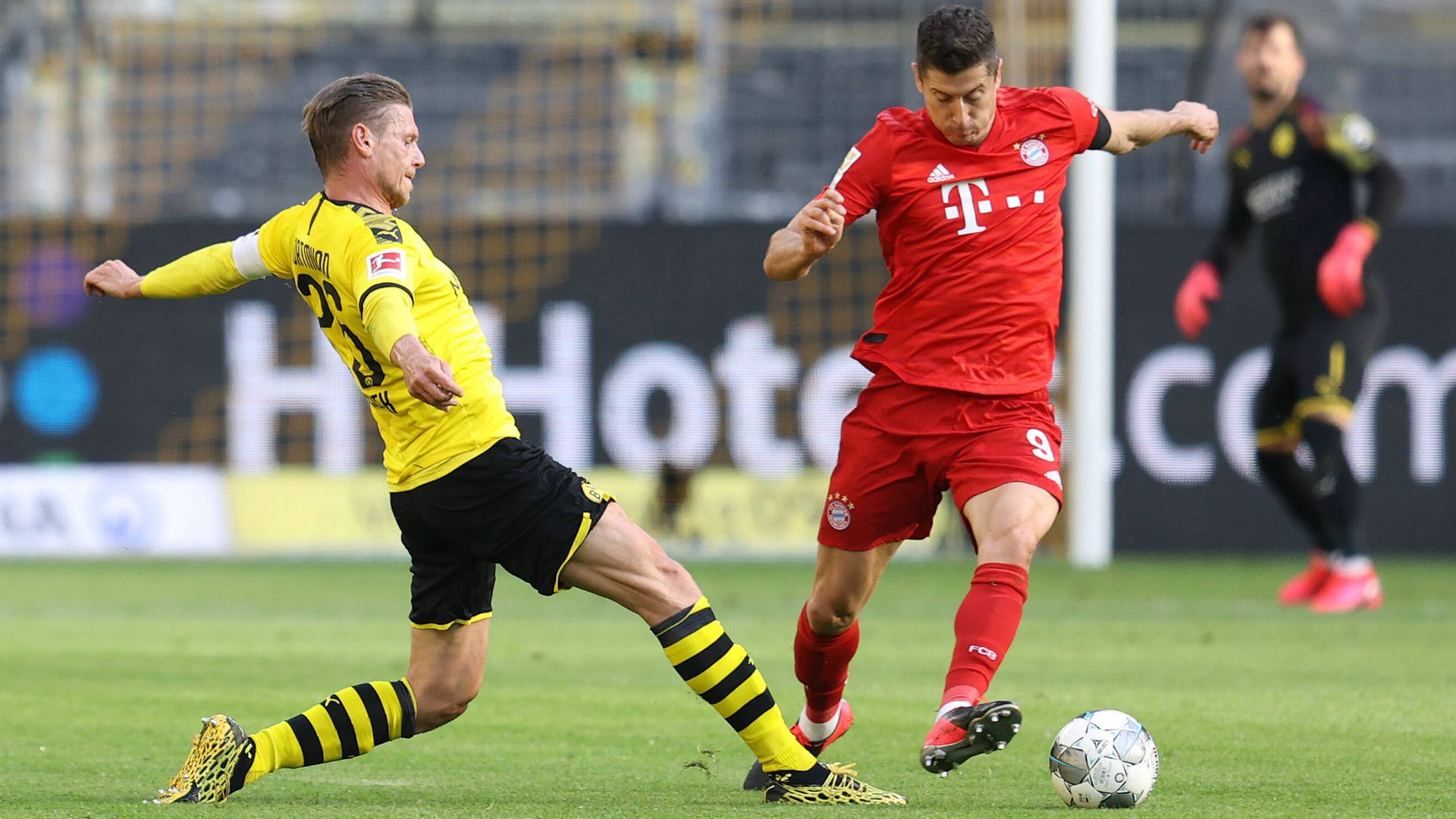GERMANY ONLY: LUKASZ PISZCZEK BORUSSIA DORTMUND ROBERT LEWANDOWSKI BAYERN MÜNCHEN BUNDESLIGA 26052020
