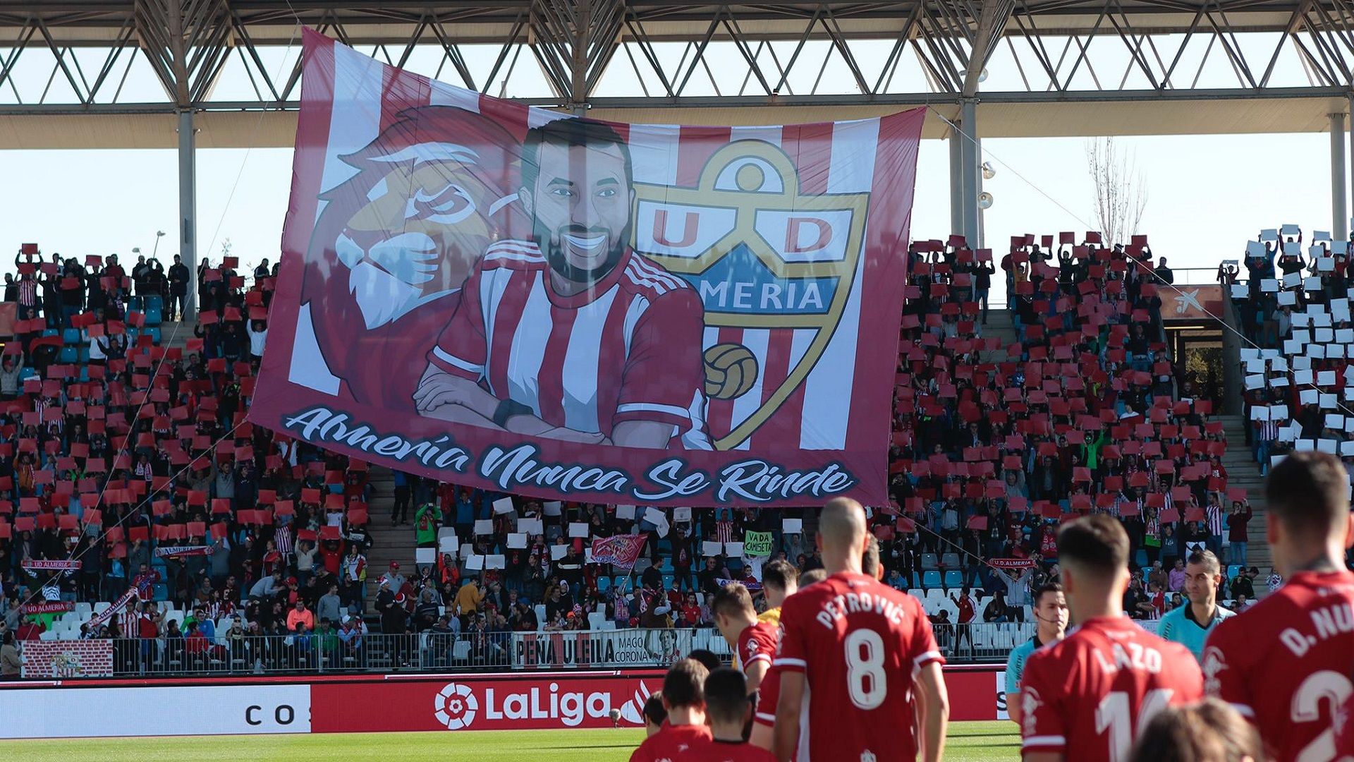 جماهير ألميريا ترفع لافتة شكر إلى تركي آل الشيخ