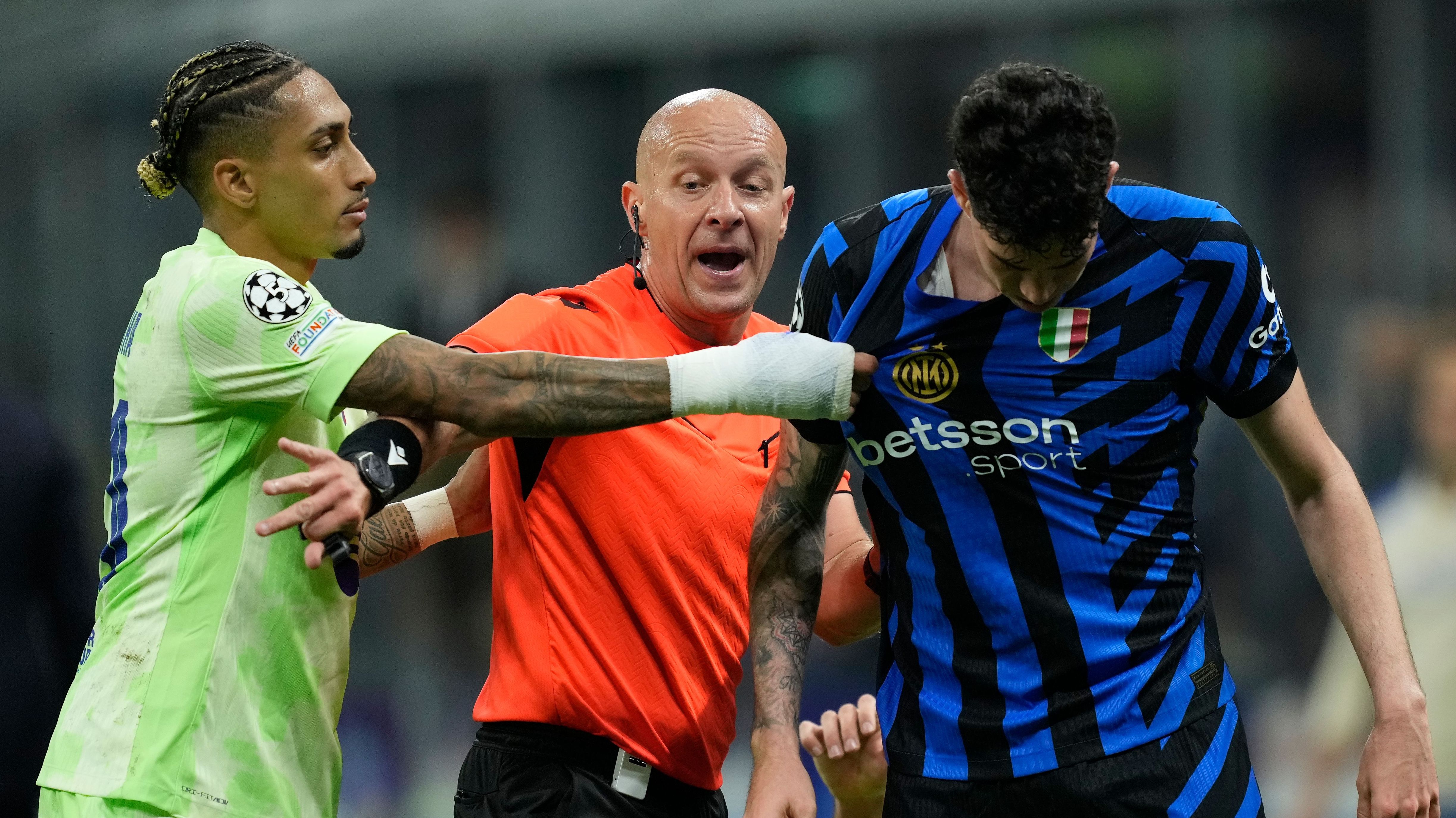 Raphinha Alessandro Bastoni Barcelona Inter 2024-25