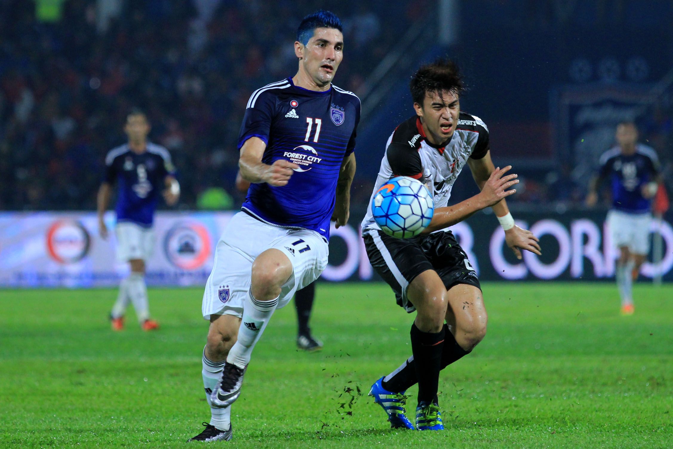Johor Darul Ta'zim's Jorge Pereyra Diaz (left) in his team's match against T-Team 24/9/2016