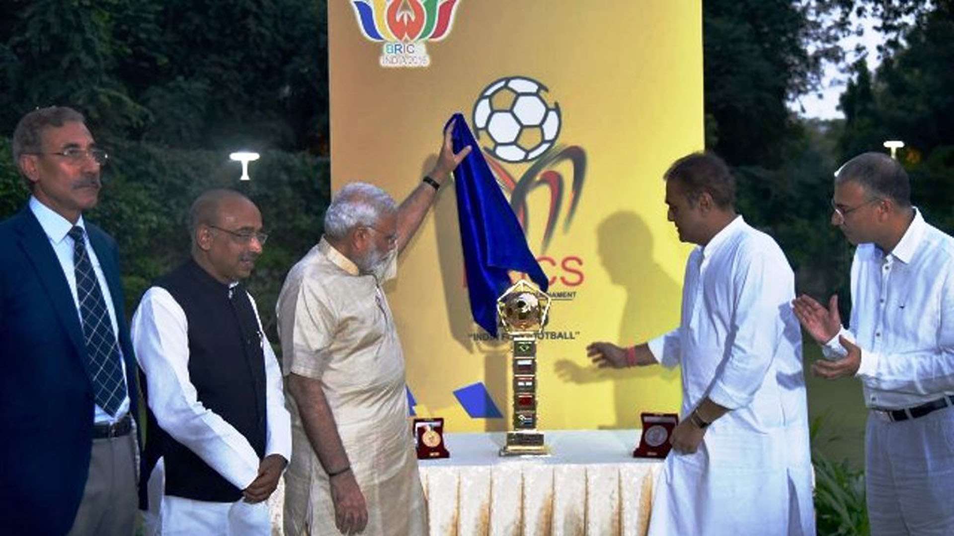 Shri Narendra Modi unveiling the BRICS U-17 Football Tournament trophy