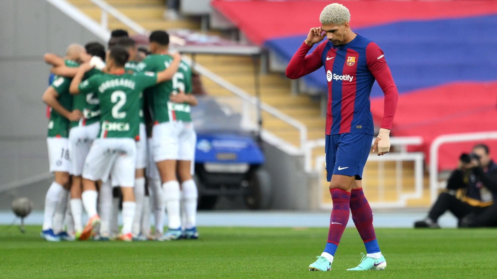 Araujo Barcelona Alavés LaLiga 2023-24