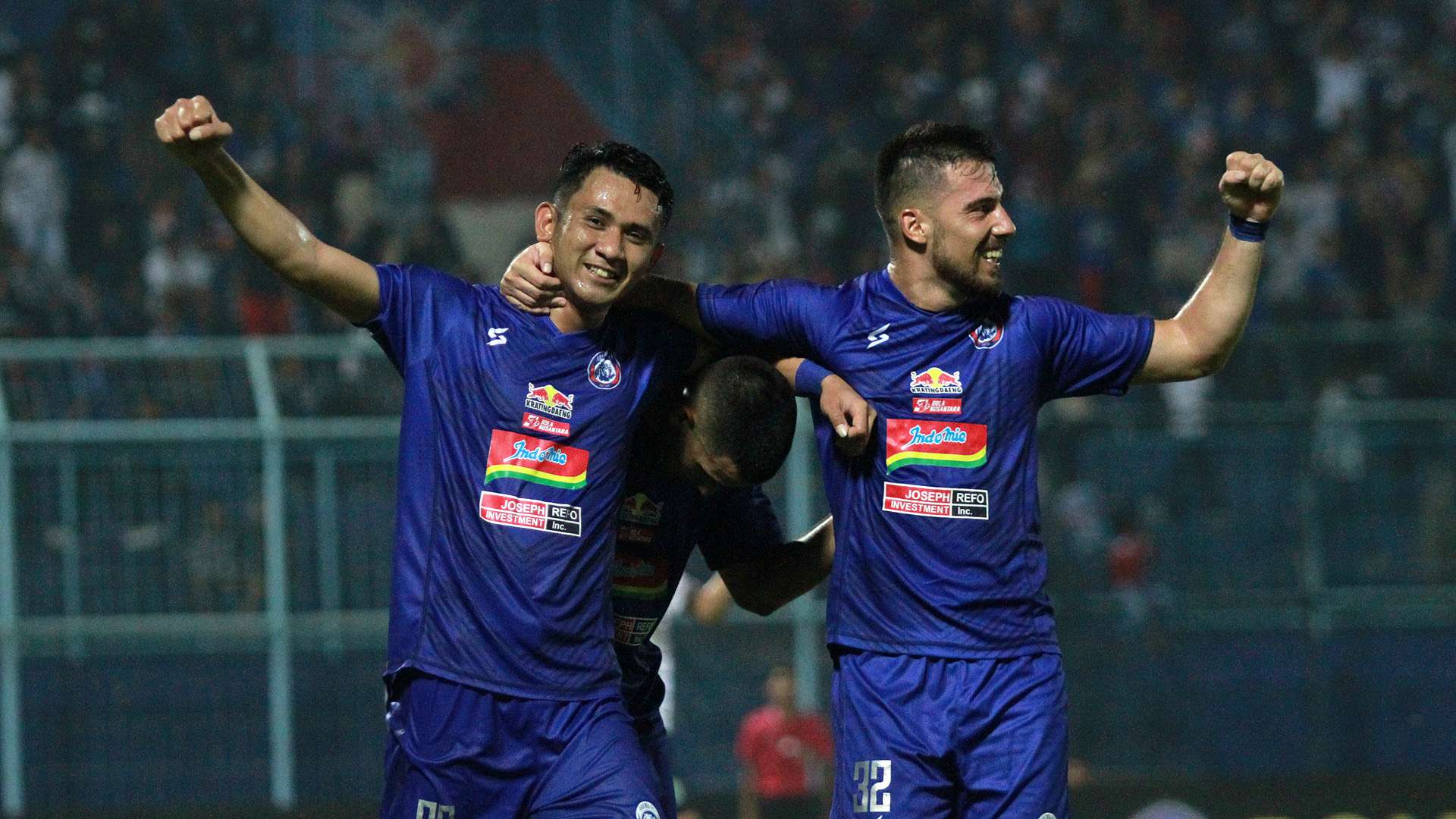 Selebrasi Elias Alderete Dave Mustaine Jonathan Bauman - Arema FC